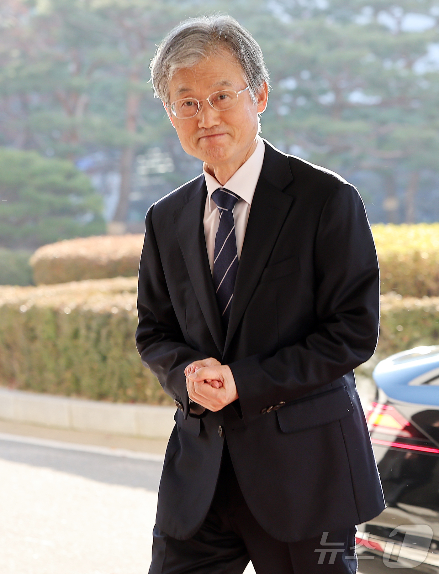 (서울=뉴스1) 김진환 기자 = 조희대 대법원장이 8일 오전 서울 서초구 대법원으로 출근하고 있다. 2025.12.8/뉴스1