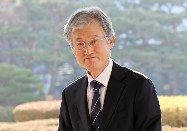 출근하는 조희대 대법원장