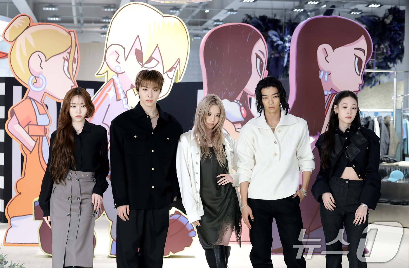 (서울=뉴스1) 권현진 기자 = 그룹 올데이 프로젝트 영서(왼쪽부터)와 우찬, 베일리, 타잔, 애니가 8일 오전 서울 성동구 에스팩토리에서 열린 첫 EP 타이틀곡 'LOOK AT …