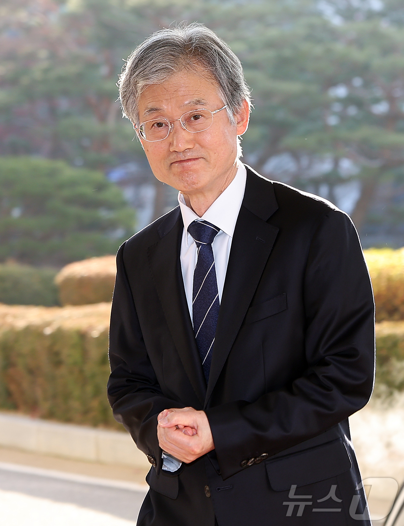 (서울=뉴스1) 김진환 기자 = 조희대 대법원장이 8일 오전 서울 서초구 대법원으로 출근하고 있다. 2025.12.8/뉴스1