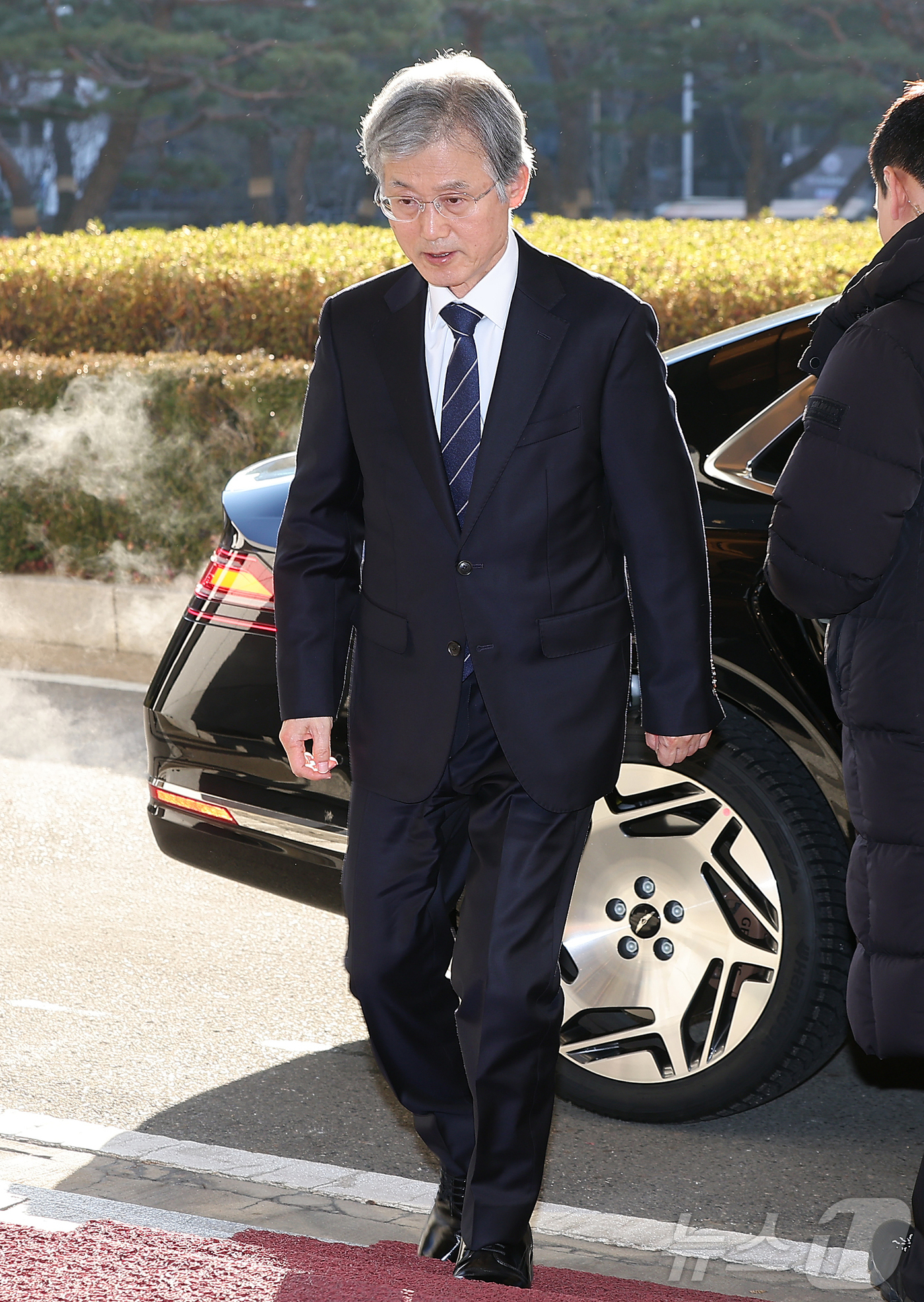 (서울=뉴스1) 김진환 기자 = 조희대 대법원장이 8일 오전 서울 서초구 대법원으로 출근하고 있다. 2025.12.8/뉴스1