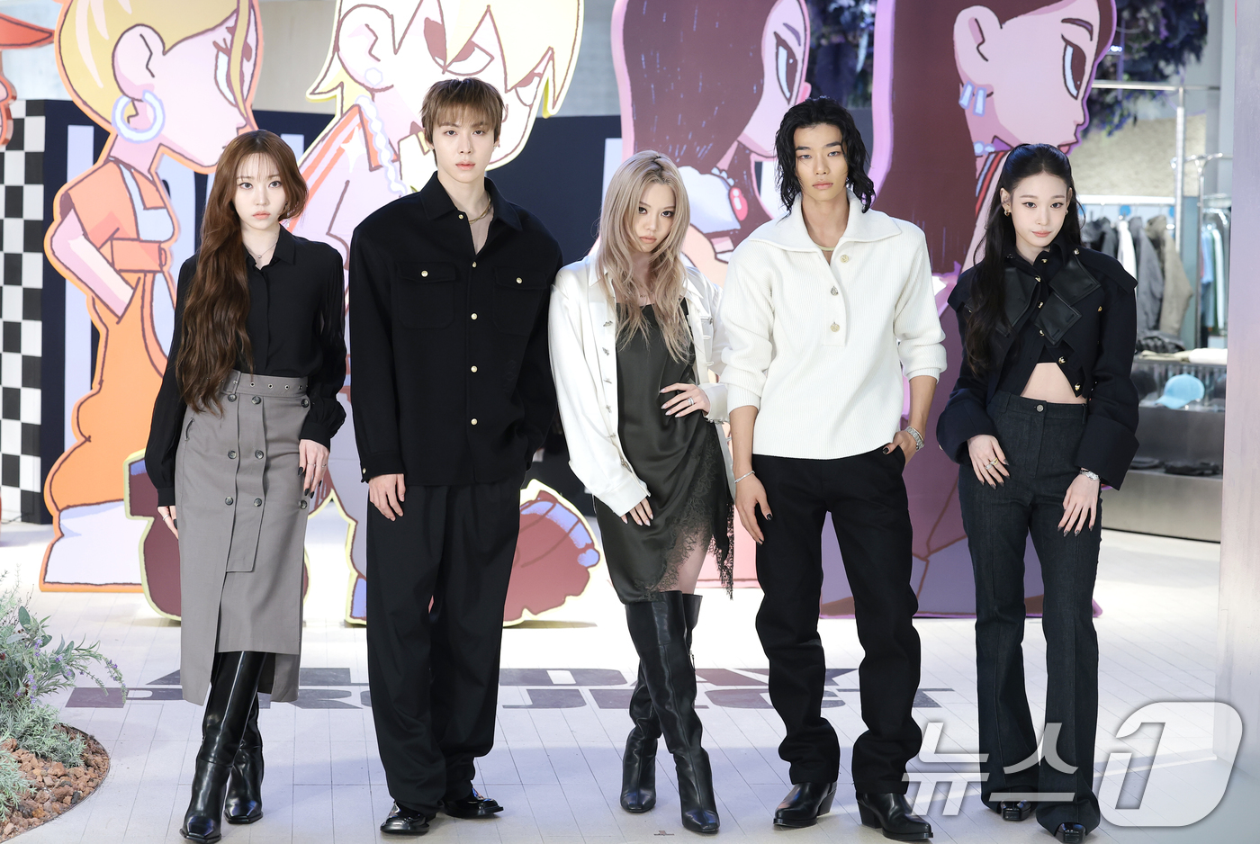 (서울=뉴스1) 권현진 기자 = 그룹 올데이 프로젝트 영서(왼쪽부터)와 우찬, 베일리, 타잔, 애니가 8일 오전 서울 성동구 에스팩토리에서 열린 첫 EP 타이틀곡 'LOOK AT …