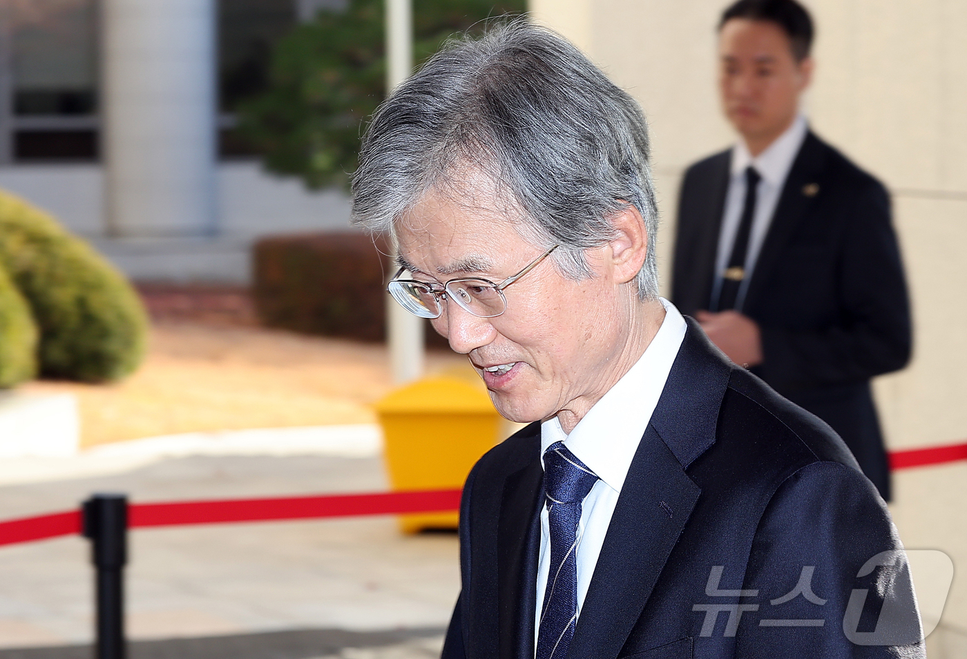 (서울=뉴스1) 김진환 기자 = 조희대 대법원장이 8일 오전 서울 서초구 대법원으로 출근하고 있다. 2025.12.8/뉴스1