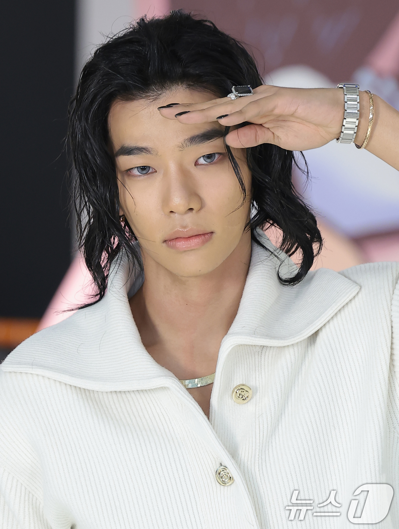 (서울=뉴스1) 권현진 기자 = 그룹 올데이 프로젝트 타잔이 8일 오전 서울 성동구 에스팩토리에서 열린 첫 EP 타이틀곡 'LOOK AT ME'(룩앳미) 팝업스토어 오픈 행사에 참 …