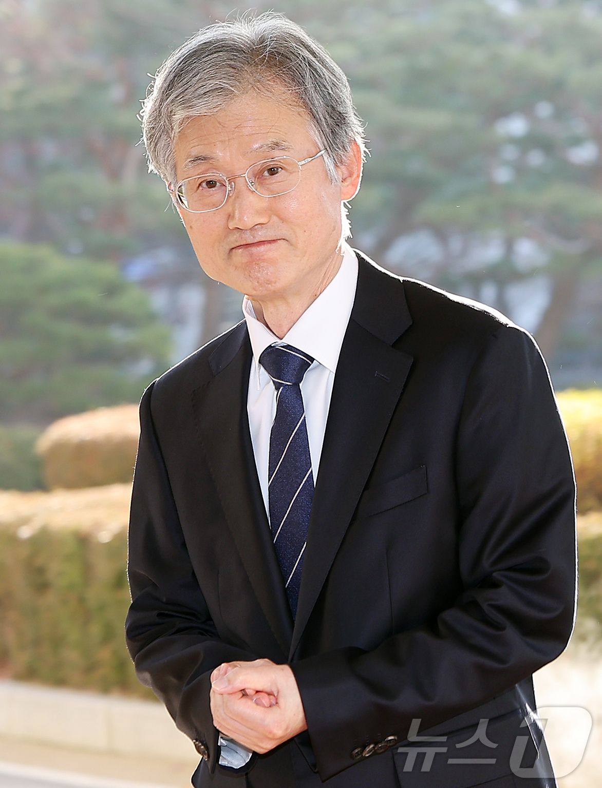 (서울=뉴스1) 김진환 기자 = 조희대 대법원장이 8일 오전 서울 서초구 대법원으로 출근하고 있다. 2025.12.8/뉴스1