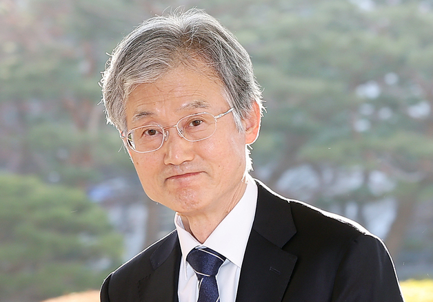 출근하는 조희대 대법원장