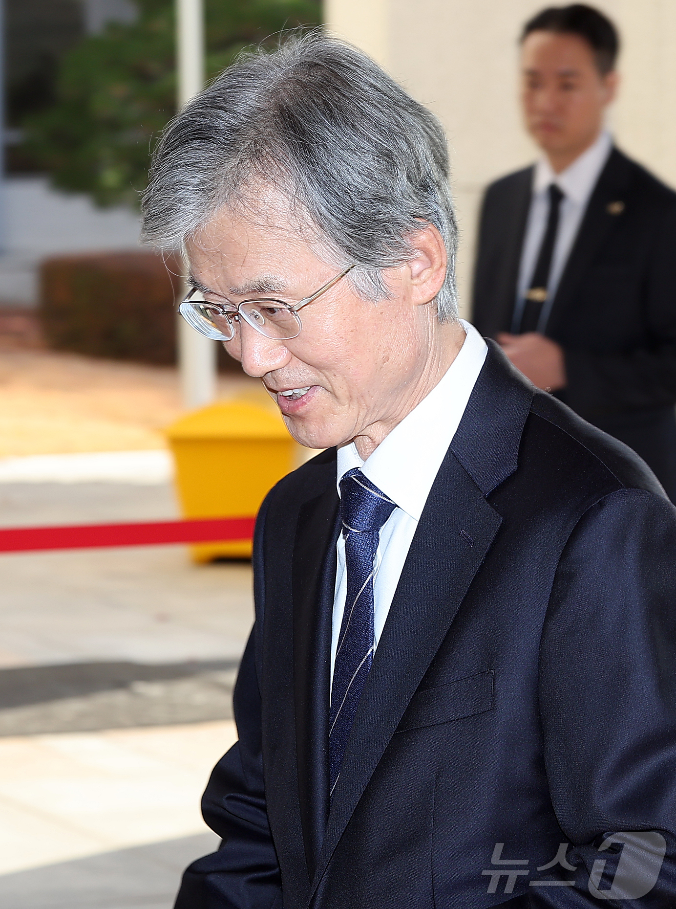 (서울=뉴스1) 김진환 기자 = 조희대 대법원장이 8일 오전 서울 서초구 대법원으로 출근하고 있다. 2025.12.8/뉴스1