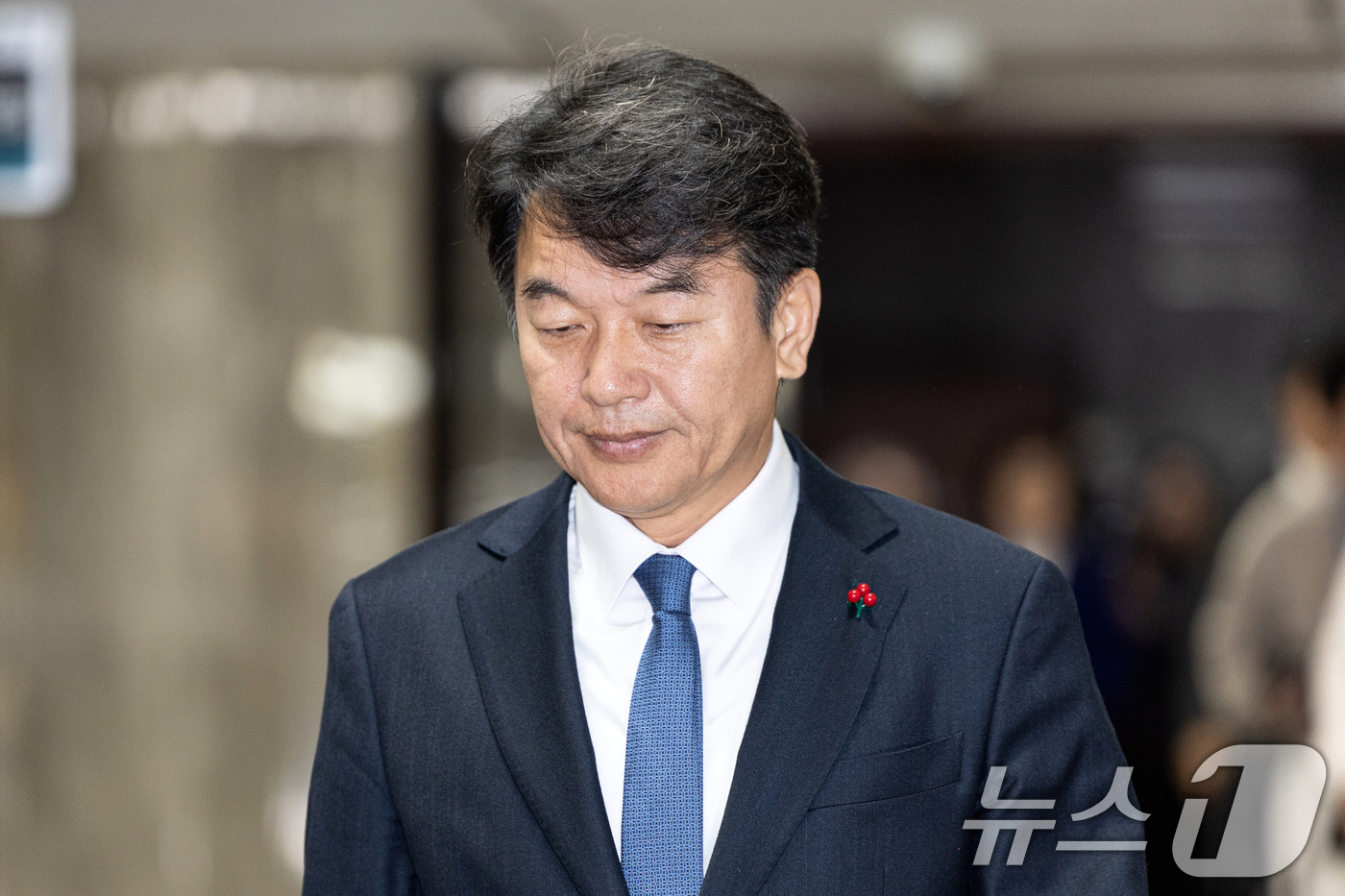 (서울=뉴스1) 이승배 기자 = 문진석 더불어민주당 원내수석부대표가 8일 서울 여의도 국회에서 열린 비공개 의원총회에 참석하고 있다. 2025.12.8/뉴스1