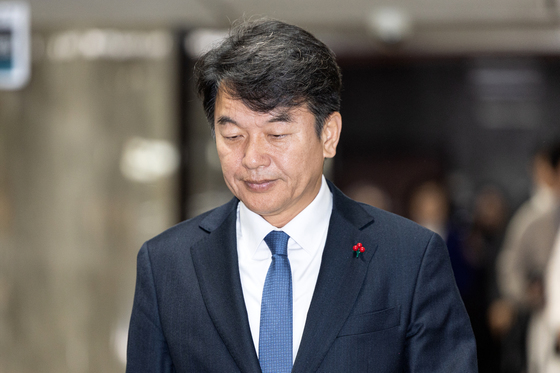 비공개 의총 향하는 문진석 의원