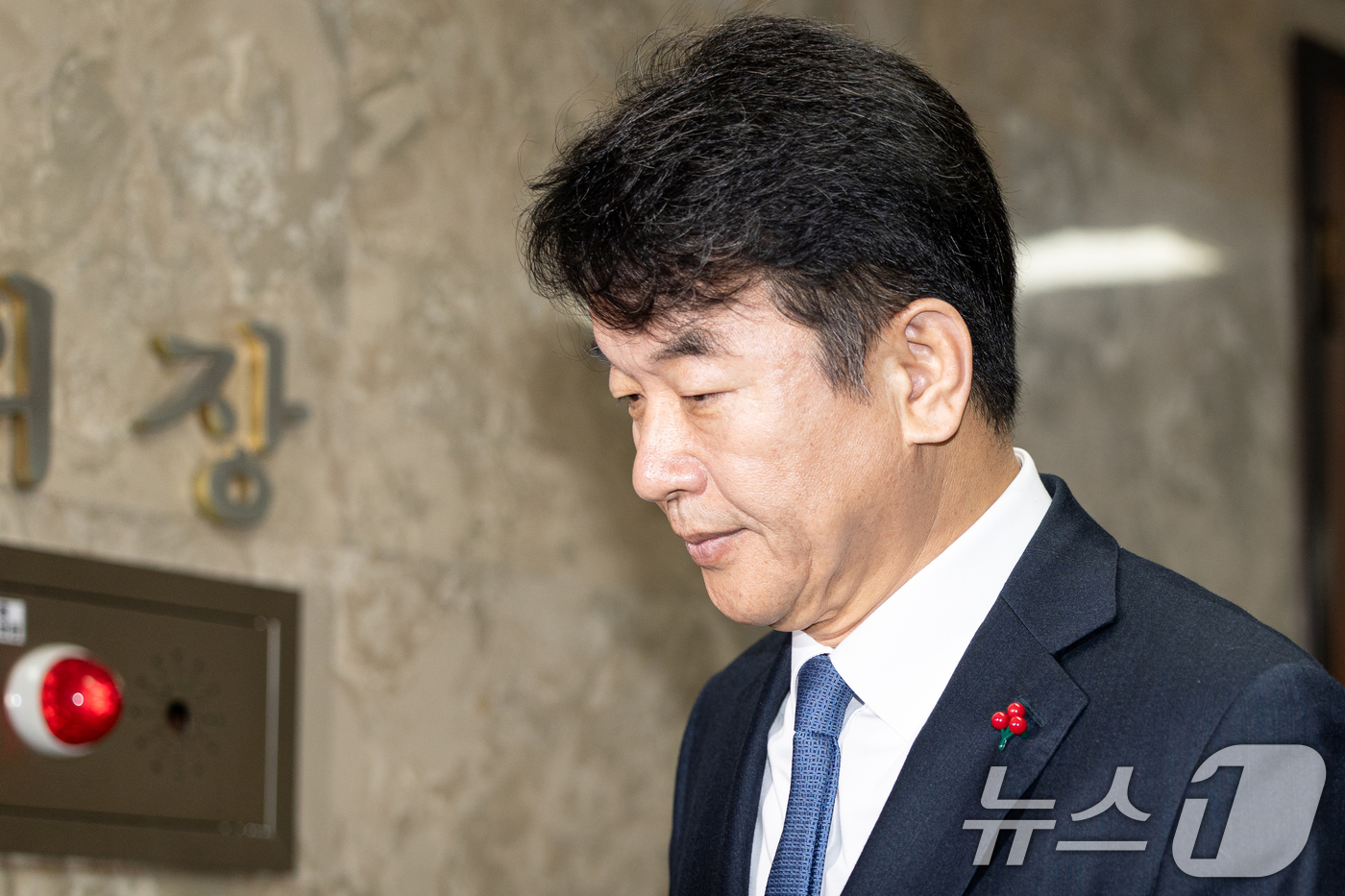 (서울=뉴스1) 이승배 기자 = 문진석 더불어민주당 원내수석부대표가 8일 서울 여의도 국회에서 열린 비공개 의원총회에 참석하고 있다. 2025.12.8/뉴스1