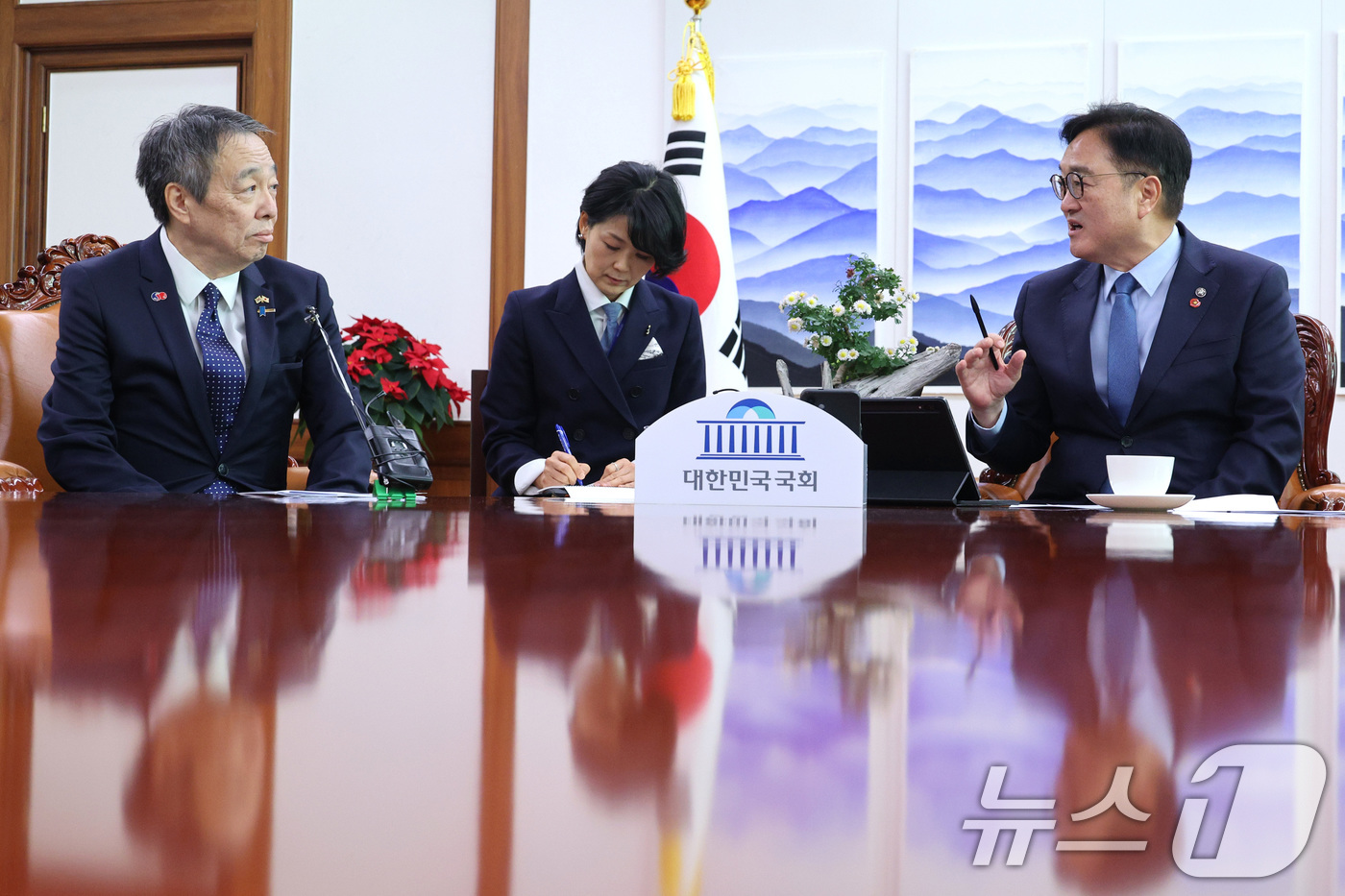 (서울=뉴스1) 신웅수 기자 = 우원식 국회의장이 8일 서울 여의도 국회에서 미즈시마 코이치 주한일본대사를 접견하고 있다. 2025.12.8/뉴스1