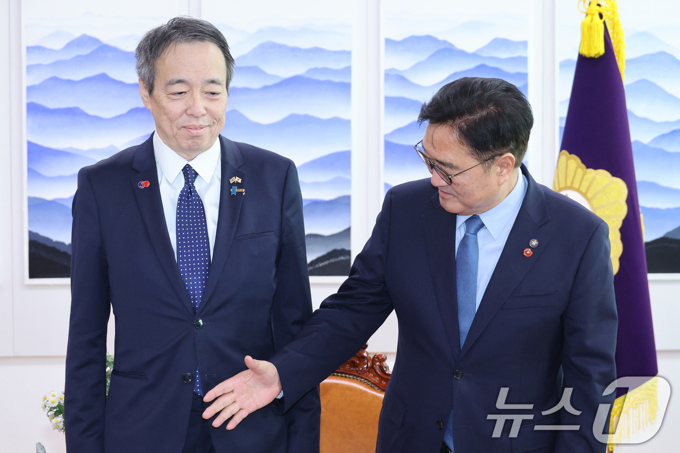 (서울=뉴스1) 신웅수 기자 = 우원식 국회의장이 8일 서울 여의도 국회에서 미즈시마 코이치 주한일본대사를 접견하고 있다. 2025.12.8/뉴스1