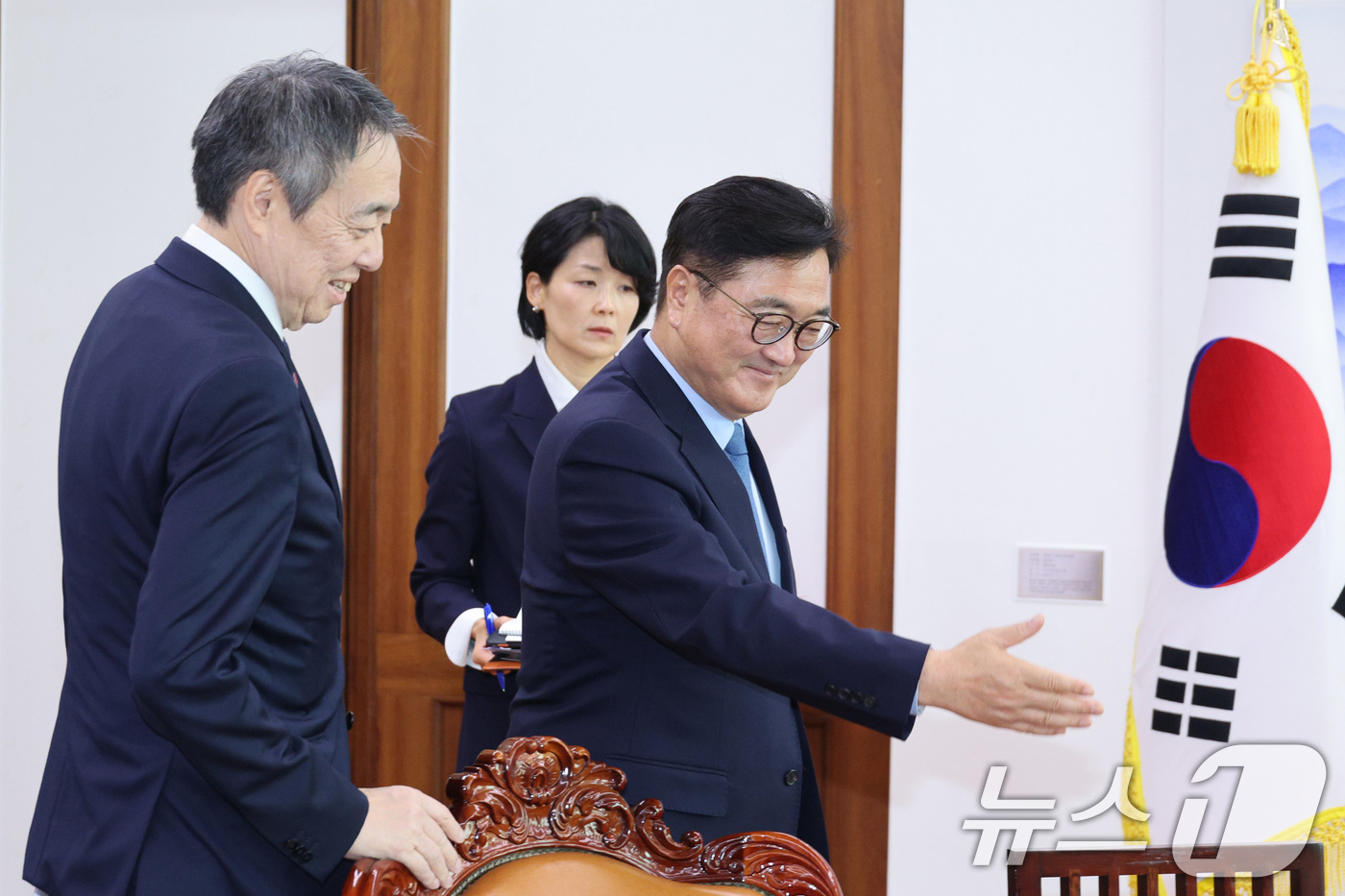 (서울=뉴스1) 신웅수 기자 = 우원식 국회의장이 8일 서울 여의도 국회에서 미즈시마 코이치 주한일본대사를 접견하고 있다. 2025.12.8/뉴스1