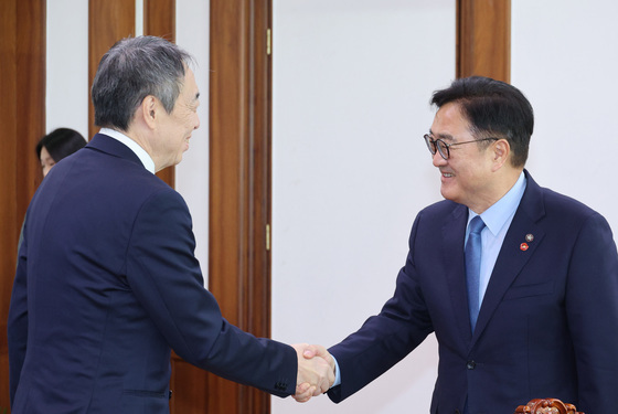 악수하는 우원식 의장·미즈시마 코이치 대사