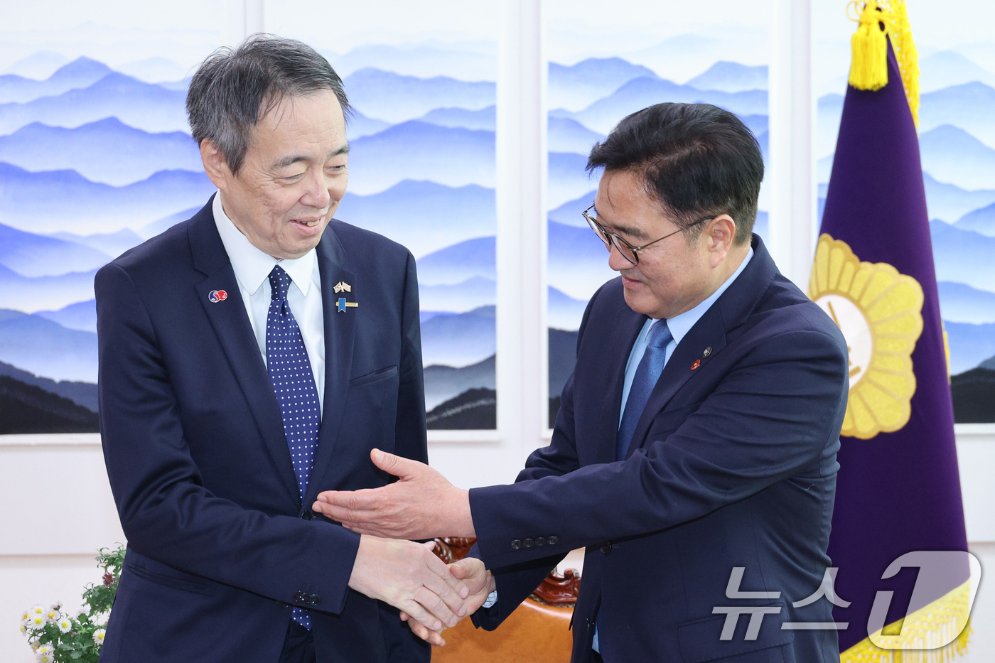 (서울=뉴스1) 신웅수 기자 = 우원식 국회의장이 8일 서울 여의도 국회에서 미즈시마 코이치 주한일본대사를 접견하고 있다. 2025.12.8/뉴스1