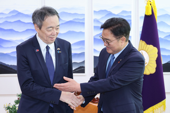 자리 안내하는 우원식 의장