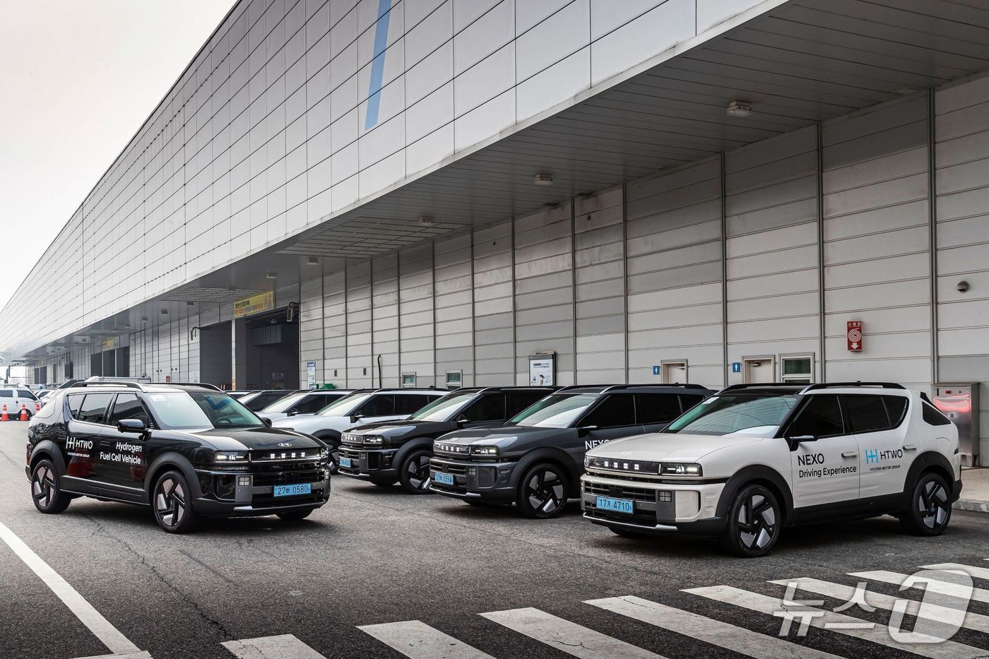 본문 이미지 - 시승 프로그램을 위해 대기 중인 디 올 뉴 넥쏘의 모습&#40;현대차그룹 제공&#41;