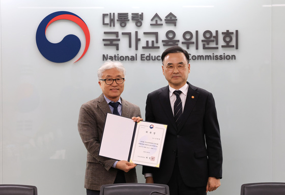 차정인 위원장, 인문사회 특별위원회 위촉장 수여