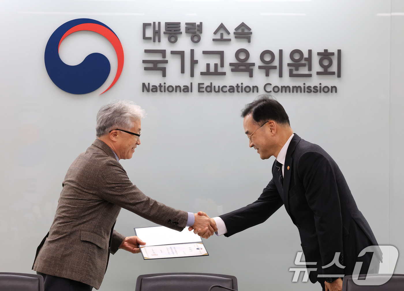 (서울=뉴스1) 임세영 기자 = 차정인 국가교육위원장이 8일 서울 종로구 정부서울청사에서 열린 국가교육위원회 인문사회 특별위원회 위촉식 및 제1차 회의에서 김명환 인문사회 특별위원 …