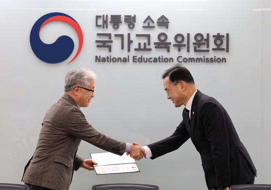 차정인 위원장, 인문사회 특별위원회 위촉장 수여