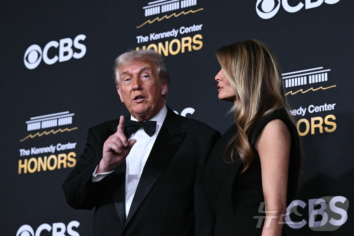 (워싱턴 AFP=뉴스1) 최종일 선임기자 = 도널드 트럼프 미국 대통령과 멜라니아 여사는 7일(현지시간) 워싱턴 D.C. 케네디센터에서 열린 제48회 케네디센터 영예상(아너스) 갈 …