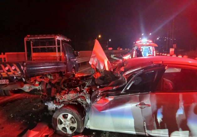 새벽 청주서 정차해 있던 안전유도 차량 추돌 70대 운전자 숨져