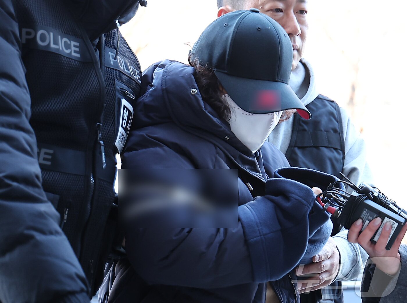 본문 이미지 - 부부싸움 끝에 남편을 살해한 60대 여성 유 모씨가 8일 서울 양천구 서울남부지방법원에서 열린 구속 전 피의자 심문(영장실질심사)에 출석하고 있다.  2025.12.8/뉴스1 ⓒ News1 김성진 기자