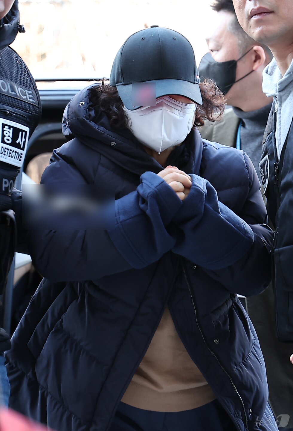 본문 이미지 - 부부싸움 끝에 남편을 살해한 60대 여성 유 모씨가 8일 서울 양천구 서울남부지방법원에서 열린 구속 전 피의자 심문(영장실질심사)에 출석하고 있다.  2025.12.8/뉴스1 ⓒ News1 김성진 기자