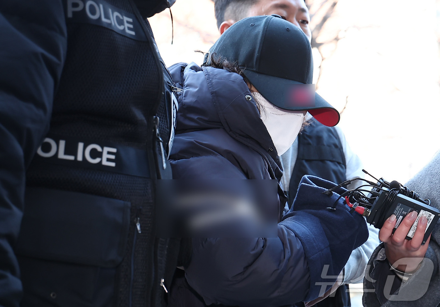 (서울=뉴스1) 김성진 기자 = 부부싸움 끝에 남편을 살해한 60대 여성 유 모씨가 8일 서울 양천구 서울남부지방법원에서 열린 구속 전 피의자 심문(영장실질심사)에 출석하고 있다. …