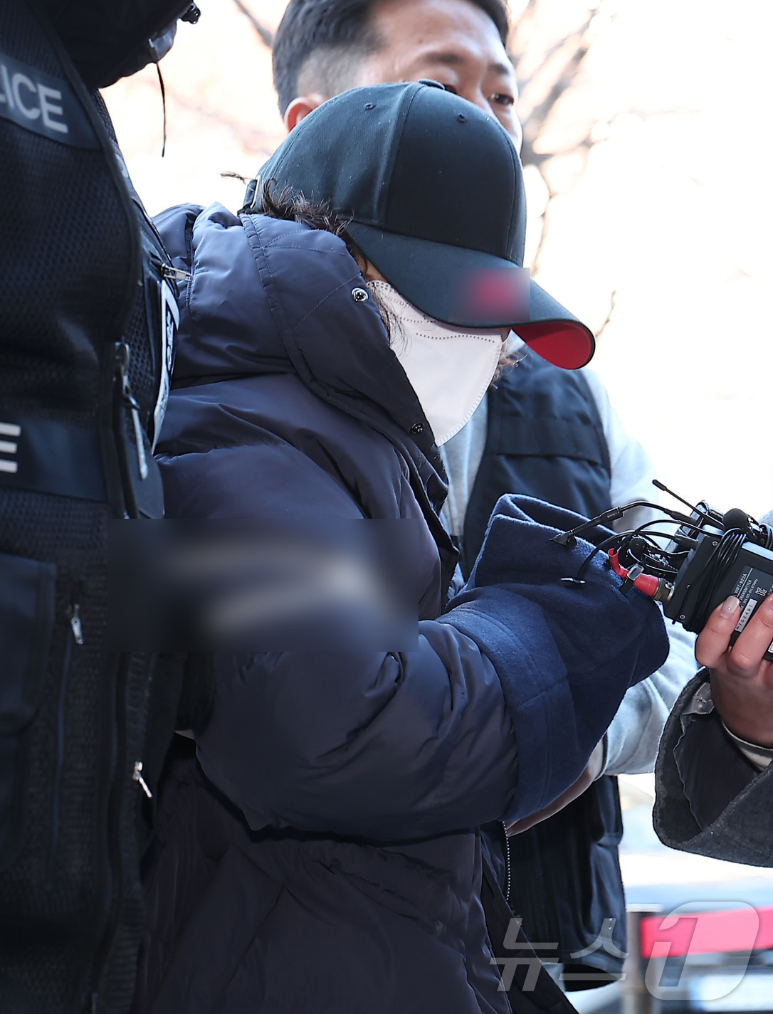 (서울=뉴스1) 김성진 기자 = 부부싸움 끝에 남편을 살해한 60대 여성 유 모씨가 8일 서울 양천구 서울남부지방법원에서 열린 구속 전 피의자 심문(영장실질심사)에 출석하고 있다. …