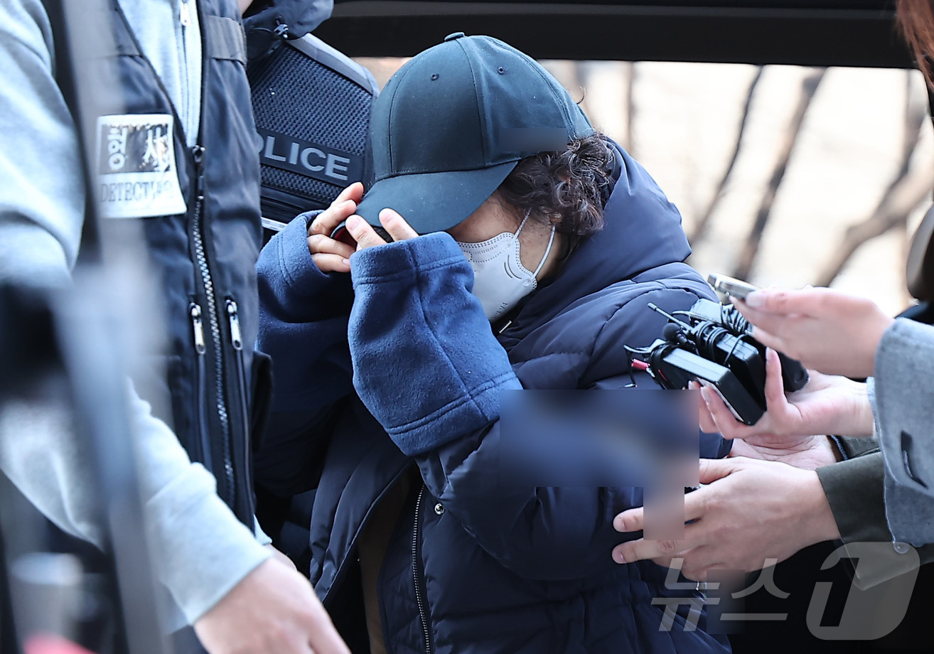 (서울=뉴스1) 김성진 기자 = 부부싸움 끝에 남편을 살해한 60대 여성 유 모씨가 8일 서울 양천구 서울남부지방법원에서 열린 구속 전 피의자 심문(영장실질심사)에 출석하고 있다. …