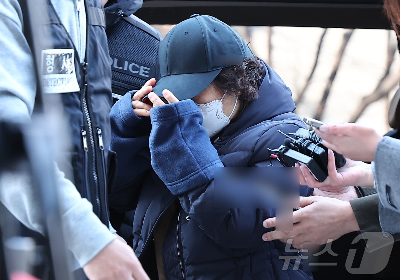 본문 이미지 - 부부싸움 끝에 남편을 살해한 60대 여성 유 모씨가 8일 서울 양천구 서울남부지방법원에서 열린 구속 전 피의자 심문(영장실질심사)에 출석하고 있다.  2025.12.8/뉴스1 ⓒ News1 김성진 기자