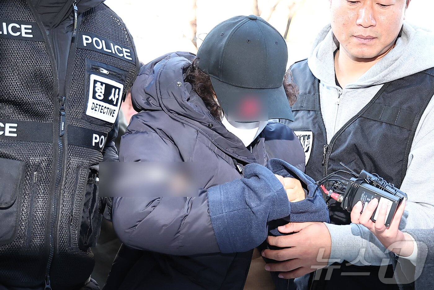 본문 이미지 - 부부싸움 끝에 남편을 살해한 60대 여성 유 모씨가 8일 서울 양천구 서울남부지방법원에서 열린 구속 전 피의자 심문(영장실질심사)에 출석하고 있다.  2025.12.8/뉴스1 ⓒ News1 김성진 기자