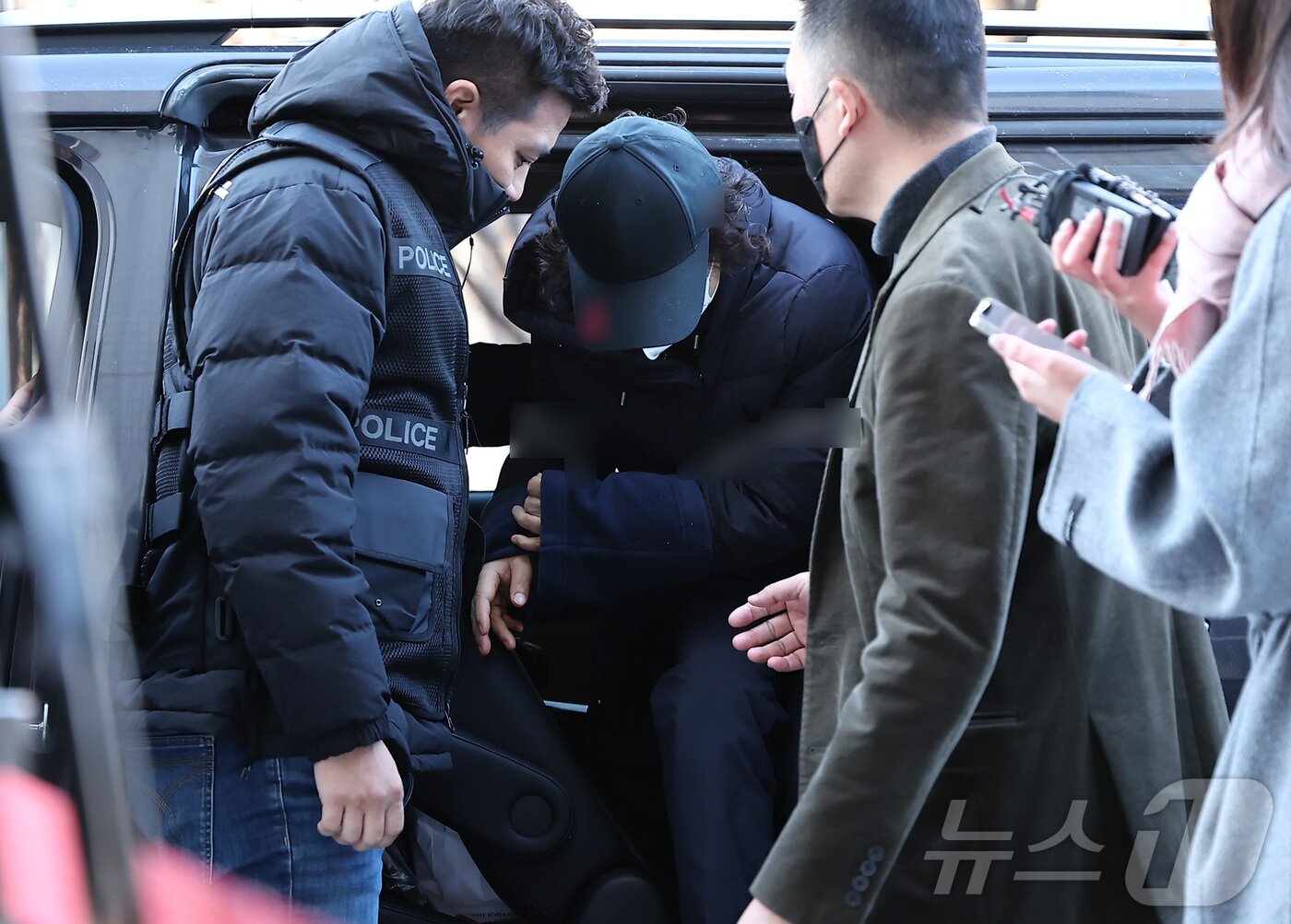 본문 이미지 - 부부싸움 끝에 남편을 살해한 60대 여성 유 모씨가 8일 서울 양천구 서울남부지방법원에서 열린 구속 전 피의자 심문(영장실질심사)에 출석하고 있다.  2025.12.8/뉴스1 ⓒ News1 김성진 기자