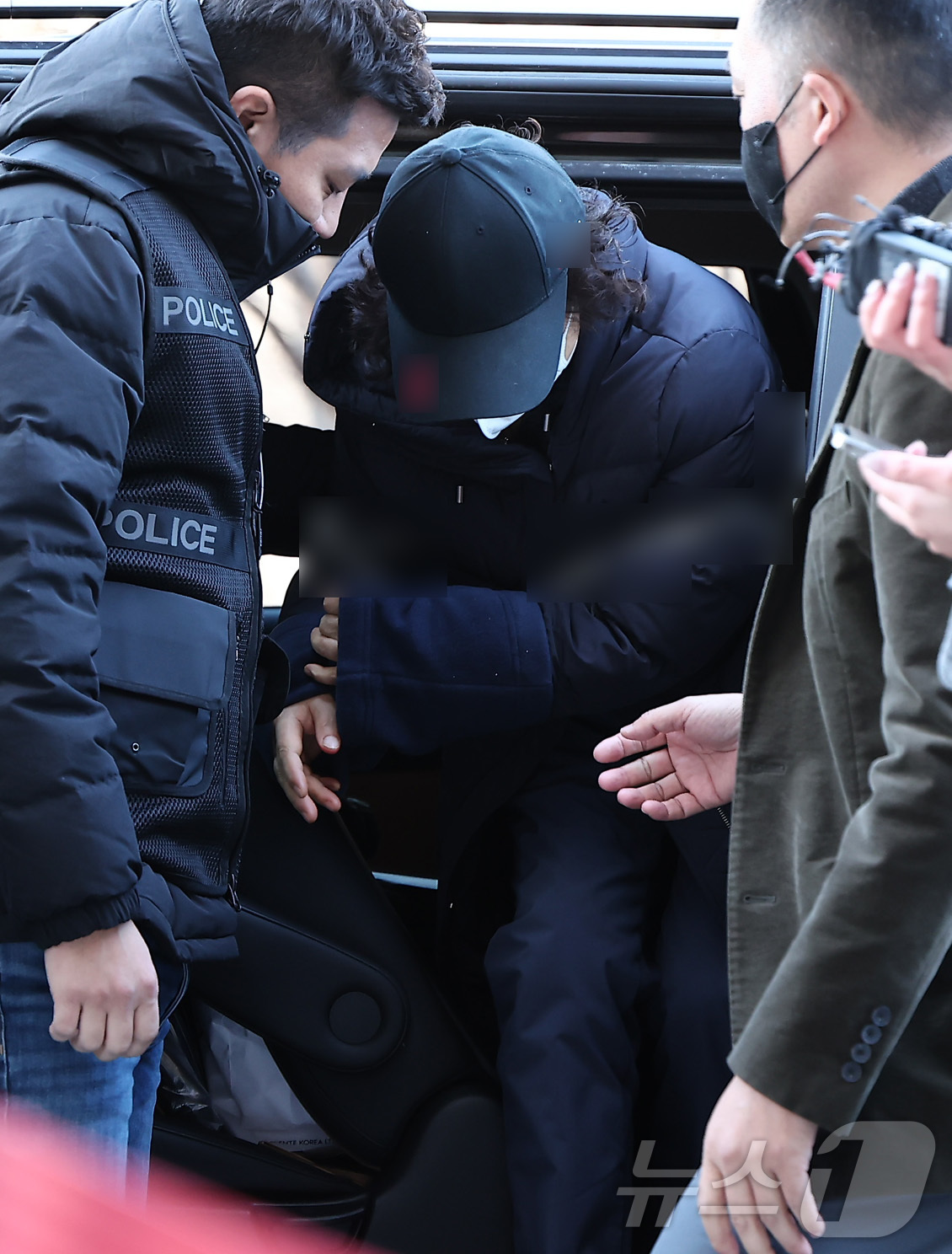 (서울=뉴스1) 김성진 기자 = 부부싸움 끝에 남편을 살해한 60대 여성 유 모씨가 8일 서울 양천구 서울남부지방법원에서 열린 구속 전 피의자 심문(영장실질심사)에 출석하고 있다. …