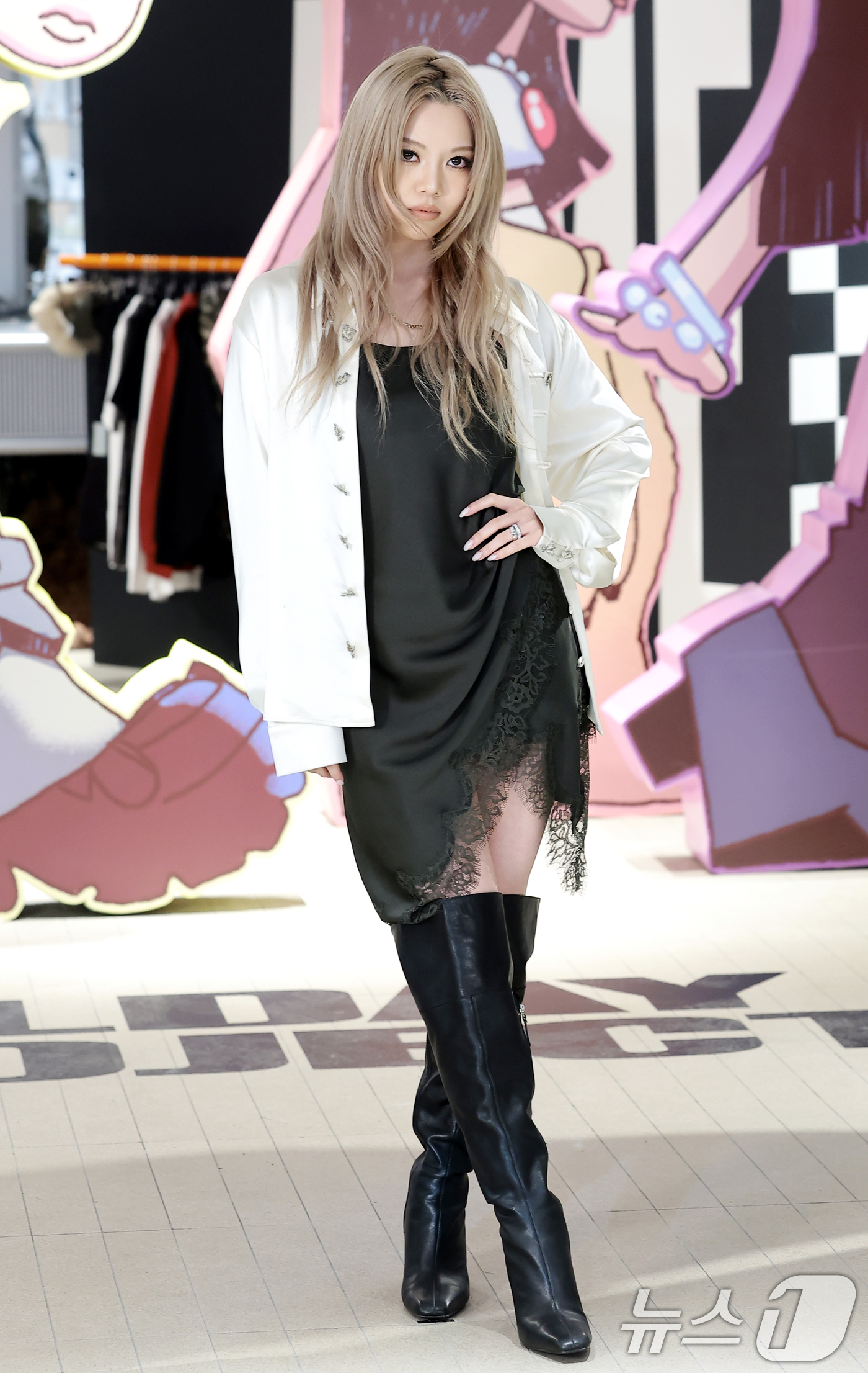 (서울=뉴스1) 권현진 기자 = 그룹 올데이 프로젝트 베일리가 8일 오전 서울 성동구 에스팩토리에서 열린 첫 EP 타이틀곡 'LOOK AT ME'(룩앳미) 팝업스토어 오픈 행사에 …