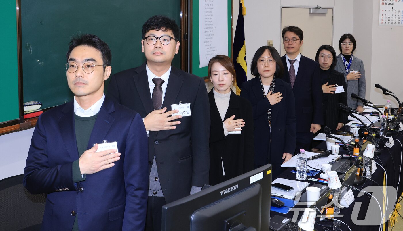 본문 이미지 - 8일 오전 경기 고양시 사법연수원에서 열린 2025년 하반기 전국법관대표회의 정기회의에서 참석자들이 국기에 경례하고 있다.  &#40;공동취재&#41; 2025.12.8/뉴스1 ⓒ News1 오대일 기자