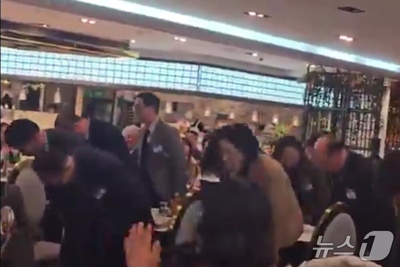 본문 이미지 - 재경 충주시향우회에 참석한 충주시 공무원들 &#40;독자 제공. 재판매 및 DB금지&#41;/뉴스1 