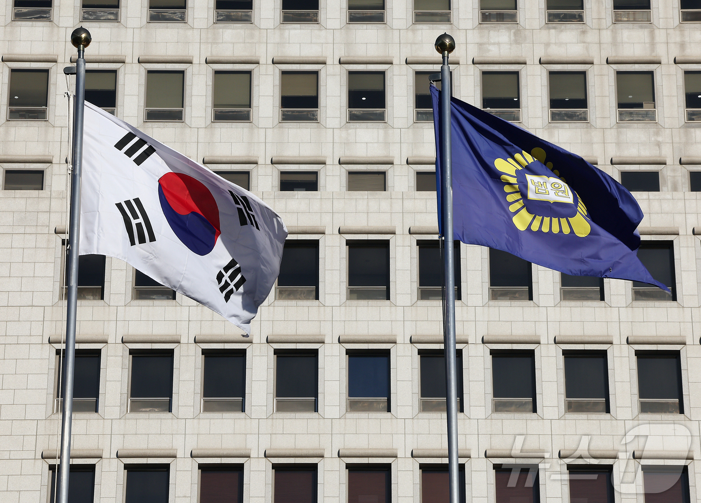 (서울=뉴스1) 김진환 기자 = 전국 법관 대표들이 모이는 전국법관대표회의는 8일 오전 경기 고양시 일산 사법연수원에서 정기회의를 연다.이날 회의에서는 내란전담 재판부 설치와 법왜 …