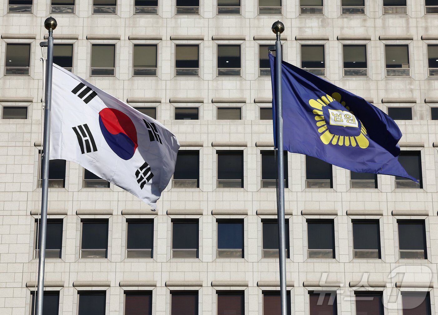 본문 이미지 - 전국 법관 대표들이 모이는 전국법관대표회의는 8일 오전 경기 고양시 일산 사법연수원에서 정기회의를 연다.  사진은 이날 오전 서울 서초구 대법원의 모습. 2025.12.8/뉴스1 ⓒ News1 김진환 기자