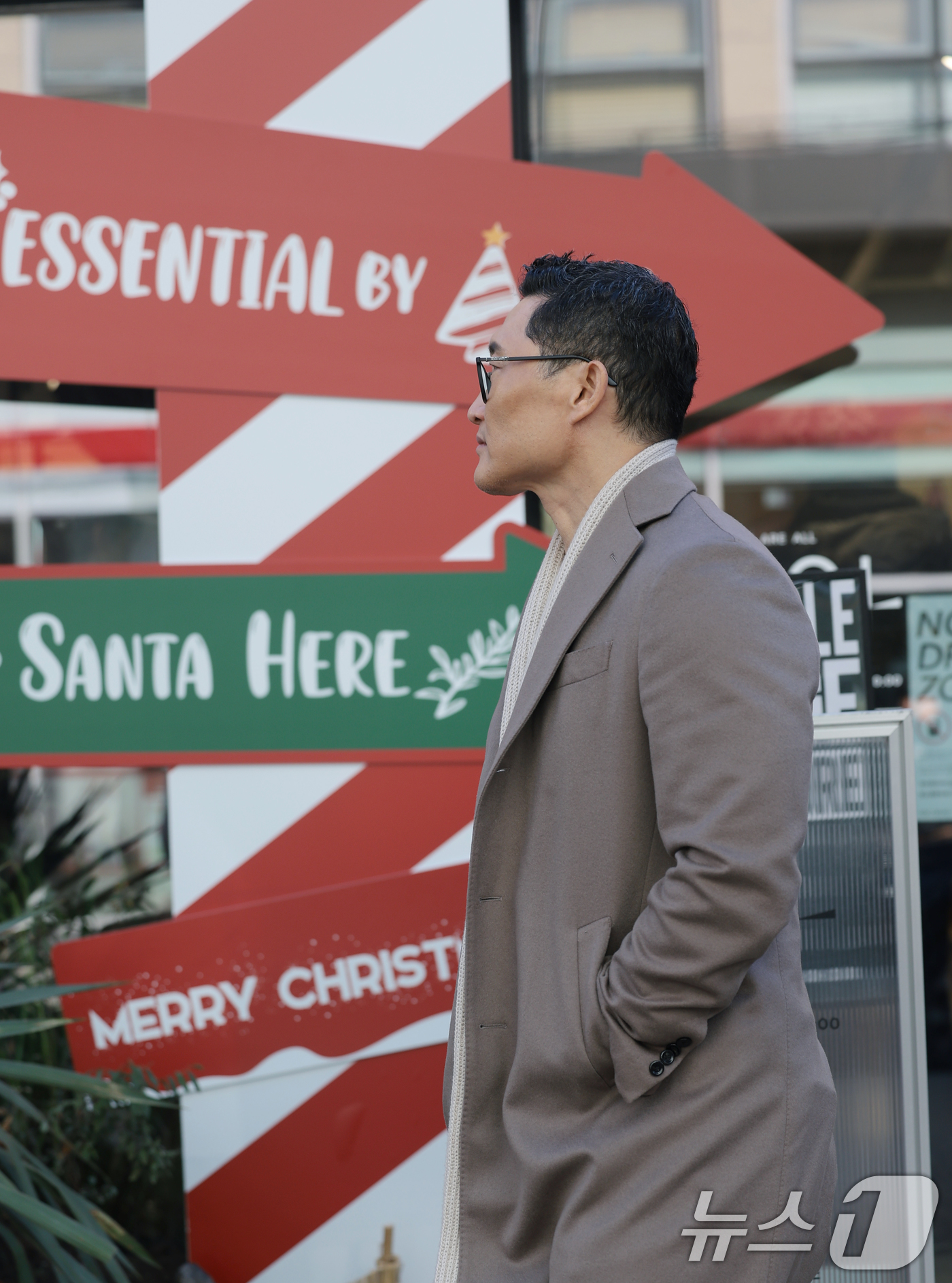 (서울=뉴스1) 권현진 기자 = 한국계 미국인 배우 대니얼 대 킴이 8일 서울 성수동에 위치한 올데이 프로젝트 팝업스토어를 둘러 본 뒤 이동하고 있다. 2025.12.8/뉴스1
