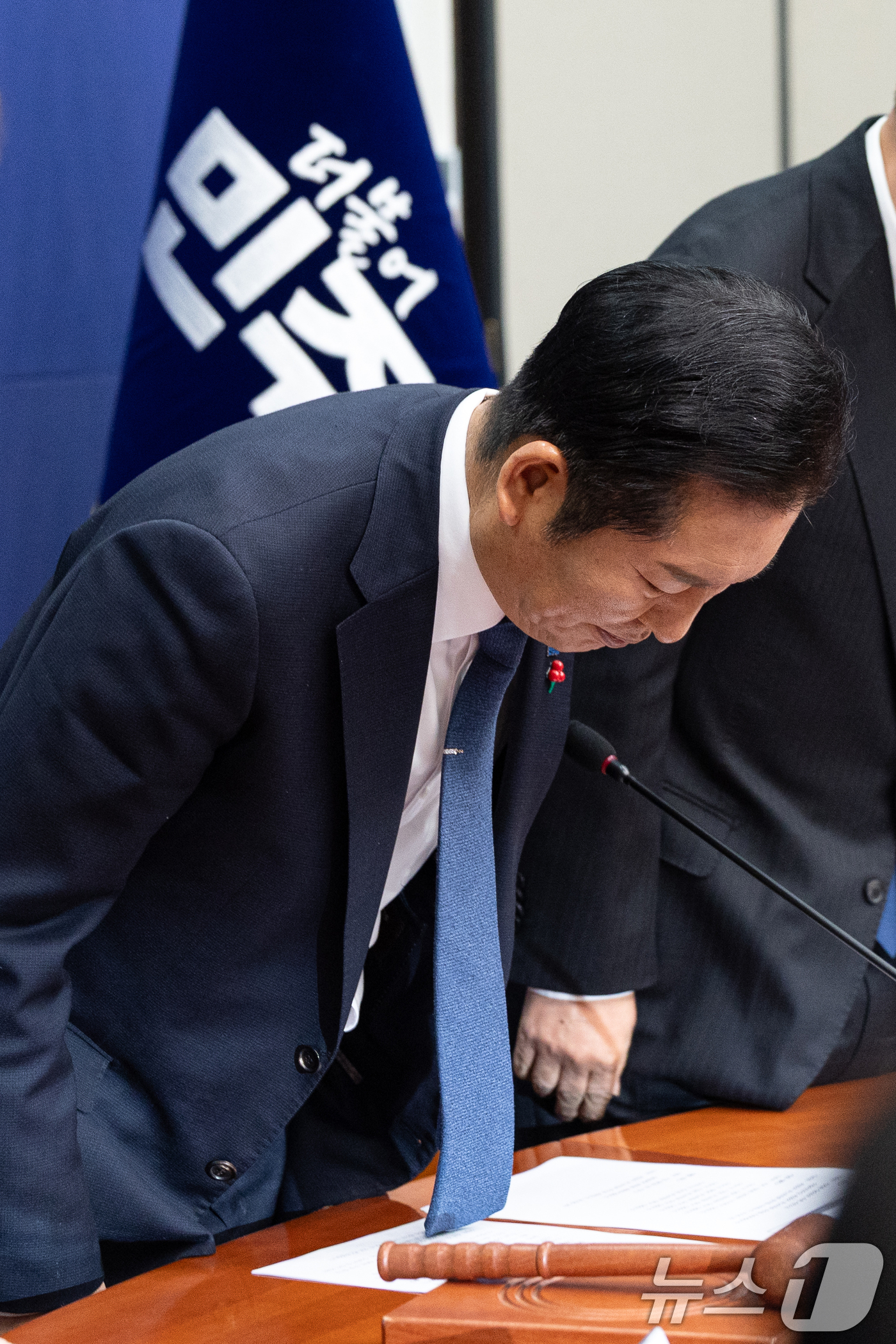 (서울=뉴스1) 이승배 기자 = 정청래 더불어민주당 대표가 8일 서울 여의도 국회에서 열린 최고위원회의에서 인사하고 있다. 2025.12.8/뉴스1