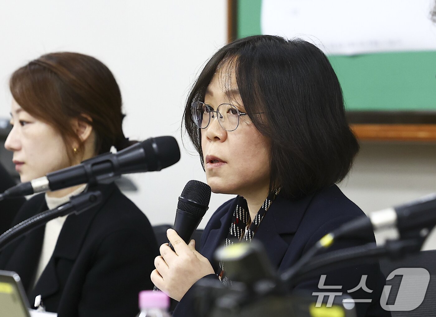 본문 이미지 - 전국법관대표회의 의장인 김예영 서울남부지법 부장판사가 8일 오전 경기 고양시 사법연수원에서 열린 2025년 하반기 전국법관대표회의 정기회의에서 개회 선언을 하고 있다.  &#40;공동취재&#41; 2025.12.8/뉴스1 ⓒ News1 오대일 기자