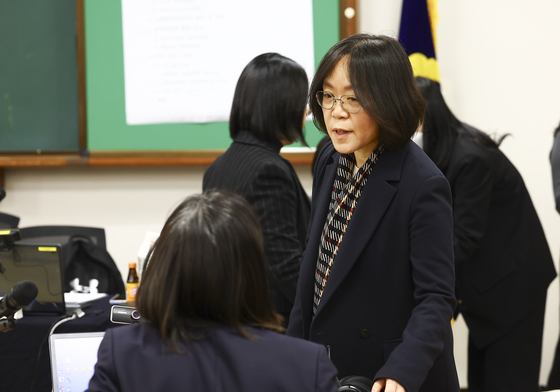 참석자들과 대화하는 법관대표회의 김예영 의장