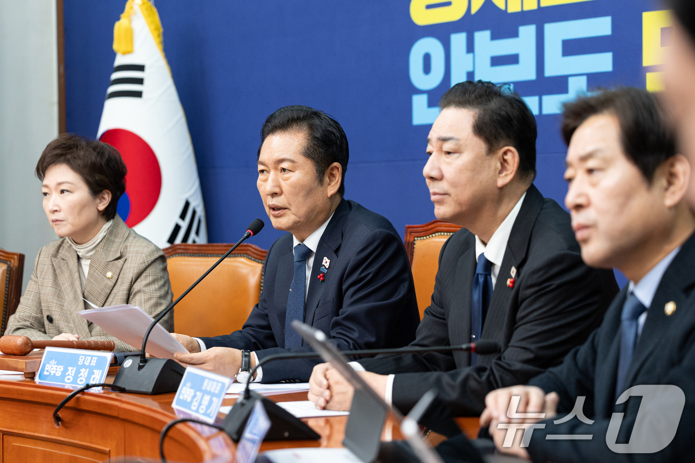 (서울=뉴스1) 이승배 기자 = 정청래 더불어민주당 대표가 8일 서울 여의도 국회에서 열린 최고위원회의에서 모두발언하고 있다. 2025.12.8/뉴스1