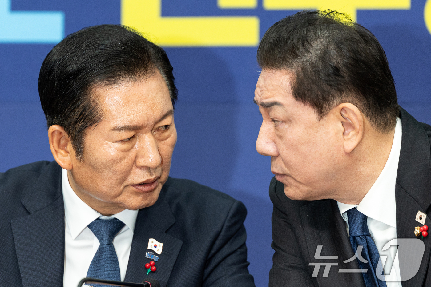 (서울=뉴스1) 이승배 기자 = 정청래 더불어민주당 대표가 8일 서울 여의도 국회에서 열린 최고위원회의에서 김병기 원내대표와 대화하고 있다. 2025.12.8/뉴스1