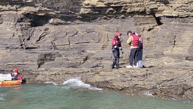 부안 해식동굴서 관광객 2명 고립…모두 구조