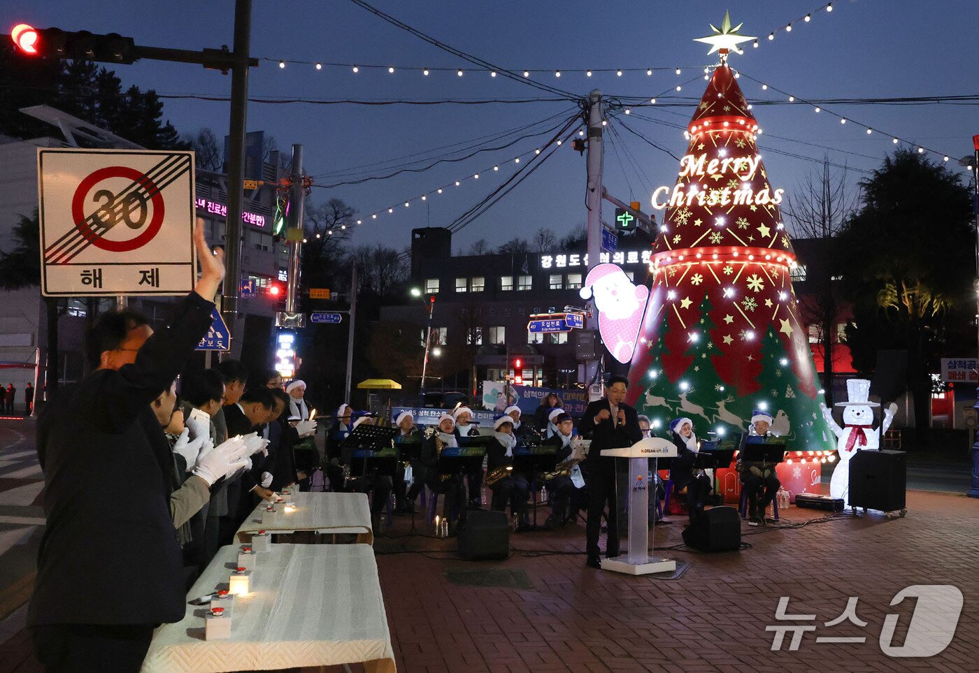 본문 이미지 - 지난 7일 밤 강원 삼척의료원 앞에서 열린 크리스마스 트리 점등식.&#40;삼척시 제공, 재판매 및 DB 금지&#41; 2025.12.8/뉴스1