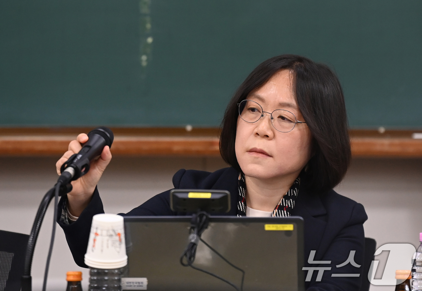 (고양=뉴스1) 오대일 기자 = 전국법관대표회의 의장인 김예영 서울남부지법 부장판사가 8일 오전 경기 고양시 사법연수원에서 열린 2025년 하반기 전국법관대표회의 정기회의를 주재하 …