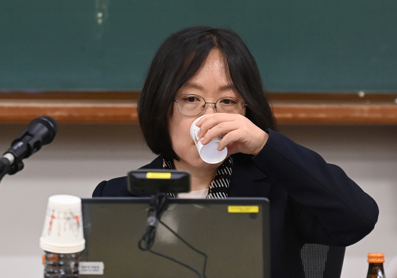 목 축이는 김예영 법관대표회의 의장